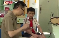 cau be 7 tuoi dung het tien danh dum de giup do nhung nguoi so tan trong con bao