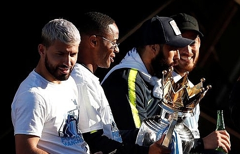 Man City mang "chiến lợi phẩm" diễu hành quanh thành phố Manchester