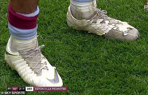 Ngôi sao Jack Grealish mang đôi giày rách tơi tả ở trận cầu đắt giá nhất hành tinh