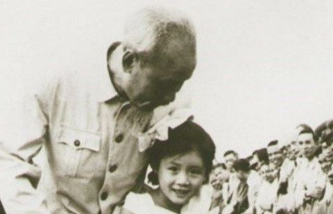 Kỷ niệm khó phai của bé gái Trung Quốc về một lần được gặp Chủ tịch Hồ Chí Minh