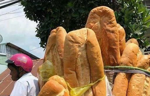 Báo nước ngoài giới thiệu bánh mỳ khổng lồ 'dễ gây thương nhớ' ở An Giang