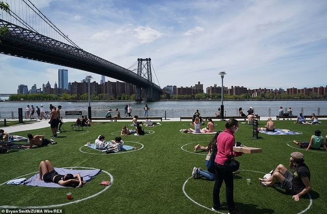 Mỹ: Muốn chơi ở công viên phải ngồi yên trong vòng tròn giãn cách Covid-19 o nguyen trong vong tron an toan cua minh khi dat chan toi cong vien