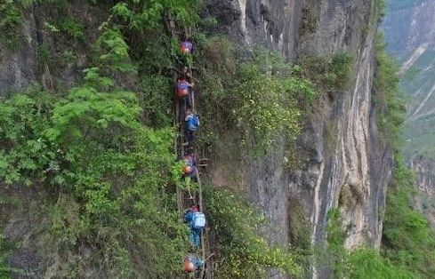 Sau bức ảnh 'cheo leo' đến trường, Trung Quốc di dời ngôi làng cao 800m trên núi