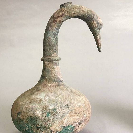 Lọ bằng đồng niên đại 2000 năm chứa thứ chất lỏng lạ