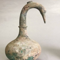 Lọ bằng đồng niên đại 2000 năm chứa thứ chất lỏng lạ