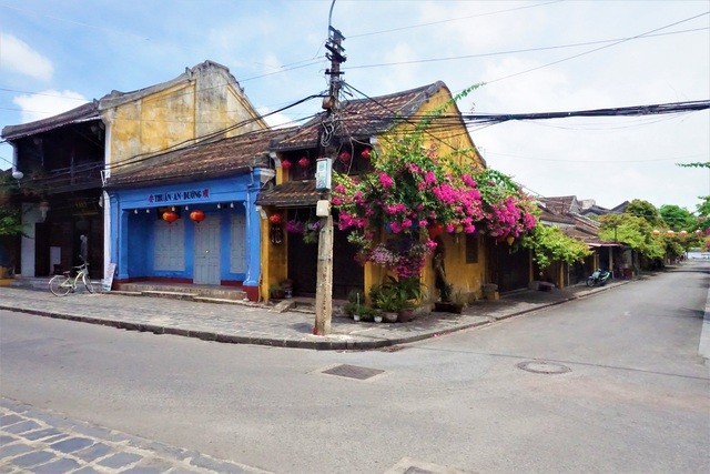 Nhà nhà cửa đóng then cài.