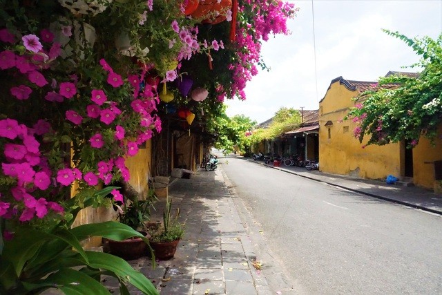 Những con phố nhộn nhịp bước chân du khách nhất thường ngày nay hiện im ắng lạ thường.