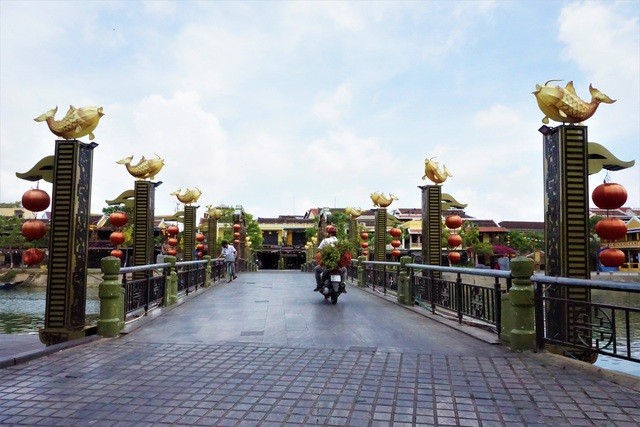 Địa phương  hạn chế tụ tập đông người, tối đa là 30 người, song  thực tế số người trên phố chỉ đếm trên đầu ngón tay.