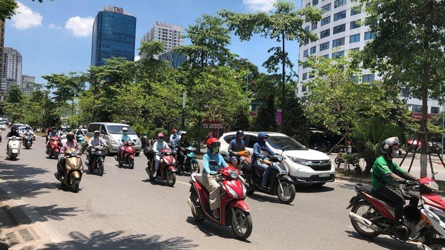 Dự báo thời tiết đêm nay và ngày mai (15-16/5): Bắc Bộ nắng nóng trên diện rộng, Hà Nội có nơi trên 36 độ; Nam Bộ có mưa