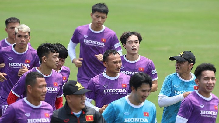 Chuẩn bị thích nghi thời tiết UAE, đội tuyển Việt Nam tập giữa trưa nắng gắt; Trọng Hoàng trở lại, Xuân Trường chấn thương nhẹ