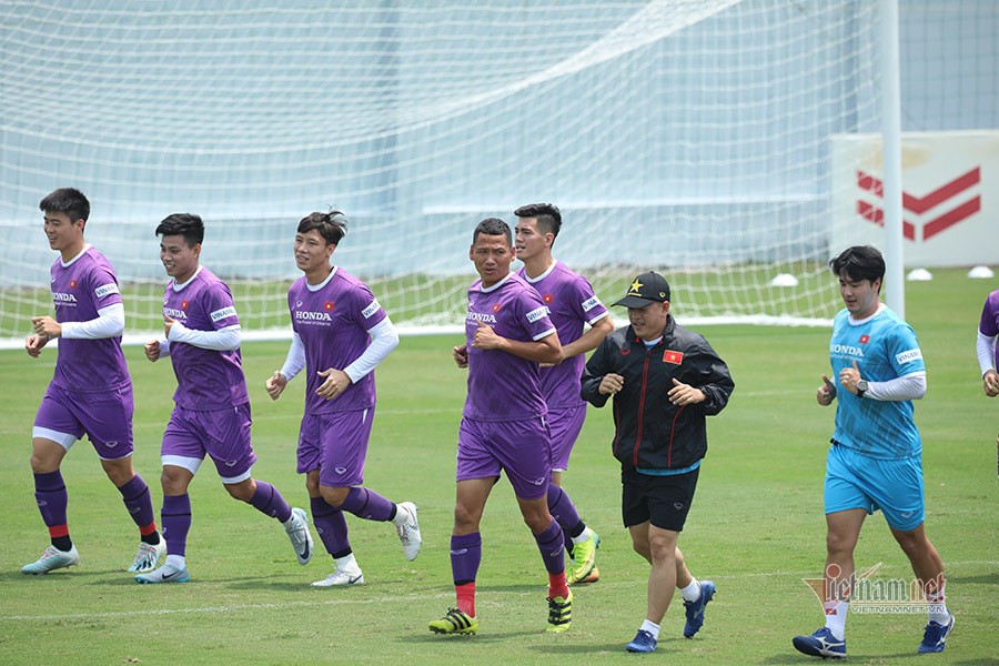 Đội tuyển Việt Nam tập dưới trời nắng nóng; Trọng Hoàng trở lại, Xuân Trường chấn thương nhẹ Đội tuyển Việt Nam tập dưới trời nắng nóng; Trọng Hoàng trở lại, Xuân Trường chấn thương nhẹ