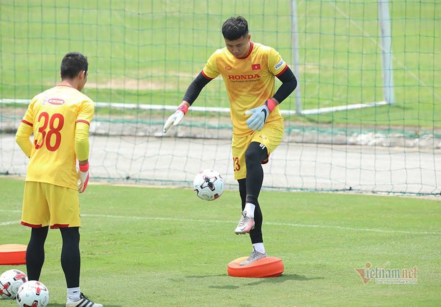 Đội tuyển Việt Nam tập dưới trời nắng nóng; Trọng Hoàng trở lại, Xuân Trường chấn thương nhẹ Đội tuyển Việt Nam tập dưới trời nắng nóng; Trọng Hoàng trở lại, Xuân Trường chấn thương nhẹ