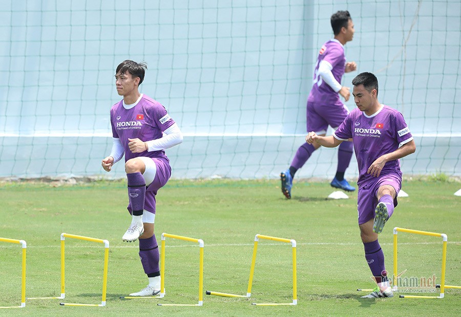 Đội tuyển Việt Nam tập dưới trời nắng nóng; Trọng Hoàng trở lại, Xuân Trường chấn thương nhẹ Đội tuyển Việt Nam tập dưới trời nắng nóng; Trọng Hoàng trở lại, Xuân Trường chấn thương nhẹ