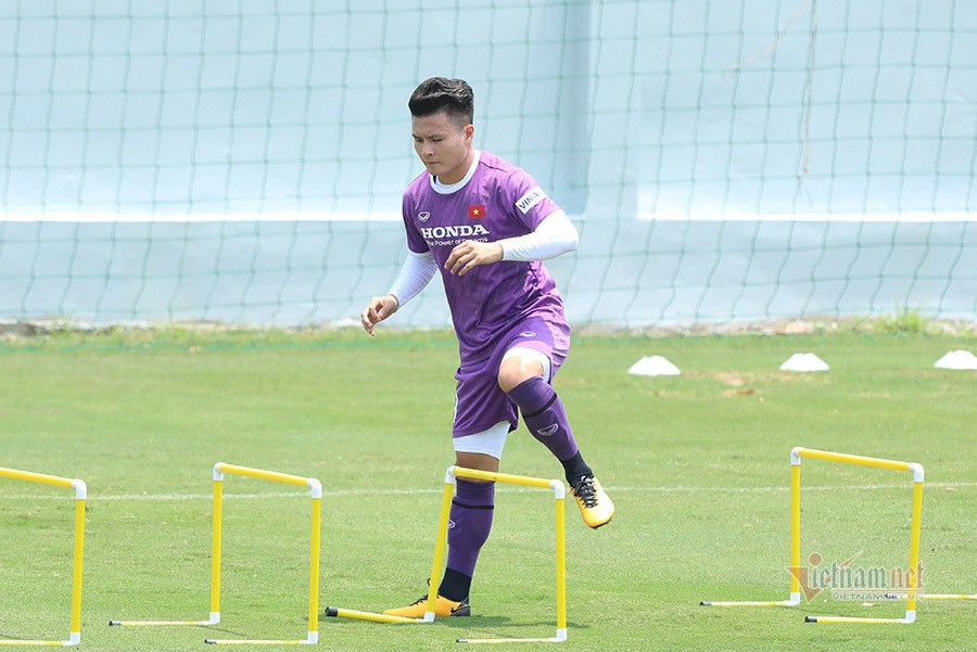 Đội tuyển Việt Nam tập dưới trời nắng nóng; Trọng Hoàng trở lại, Xuân Trường chấn thương nhẹ Đội tuyển Việt Nam tập dưới trời nắng nóng; Trọng Hoàng trở lại, Xuân Trường chấn thương nhẹ