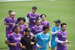 Chuẩn bị thích nghi thời tiết UAE, đội tuyển Việt Nam tập giữa trưa nắng gắt; Trọng Hoàng trở lại, Xuân Trường chấn thương nhẹ