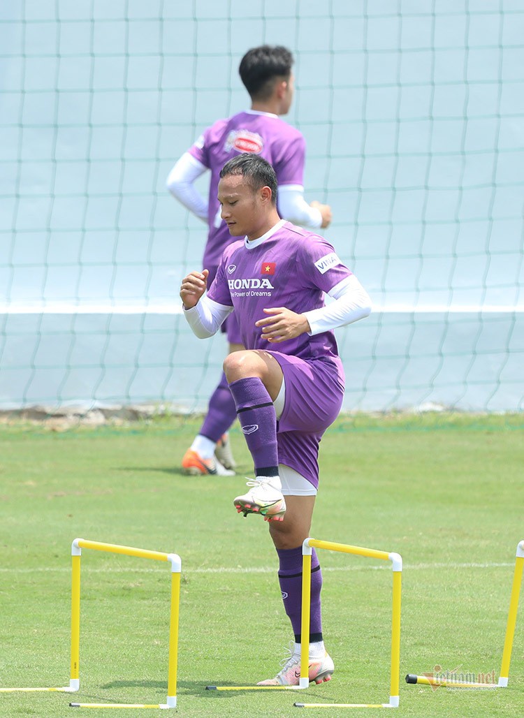 Đội tuyển Việt Nam tập dưới trời nắng nóng; Trọng Hoàng trở lại, Xuân Trường chấn thương nhẹ Đội tuyển Việt Nam tập dưới trời nắng nóng; Trọng Hoàng trở lại, Xuân Trường chấn thương nhẹ