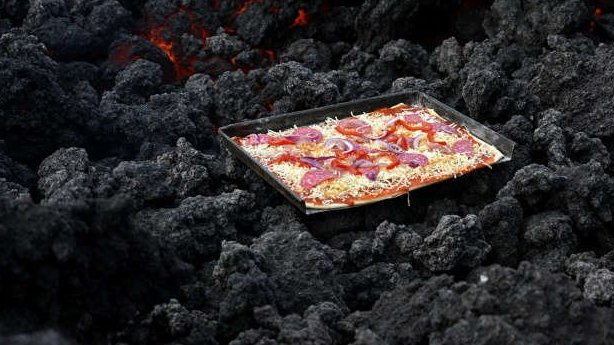 Độc đáo, nướng bánh pizza bằng hơi nóng dung nham núi lửa