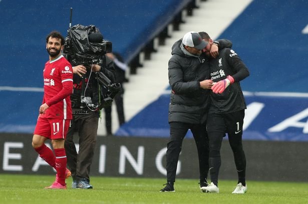 Thủ môn thủ môn Alisson ghi bàn cho Liverpool đi vào lịch sử, HLV và đồng đội phát cuồng