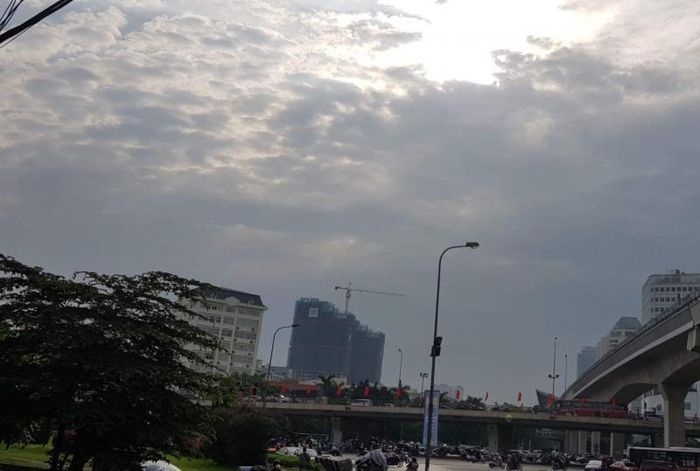 Dự báo thời tiết đêm nay và ngày mai (17-18/5): Ba miền Bắc, Trung, Nam mưa to cục bộ, miền Bắc có nơi mưa rất to; Tây Bắc và Trung Bộ nắng nóng