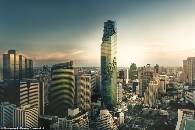 Tòa nhà chọc trời King Power MahaNakhon nằm ở Bangkok, là một trong những công trình cao nhất tại Thái Lan. Công trình có 78 tầng và bắt đầu đi vào hoạt động từ năm 2016.