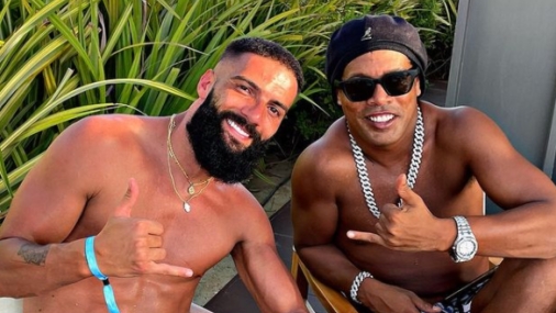 Ronaldinho sang Dubai tiêm vaccine Covid-19; khiến đội tuyển Malaysia gặp rắc rối khó đỡ