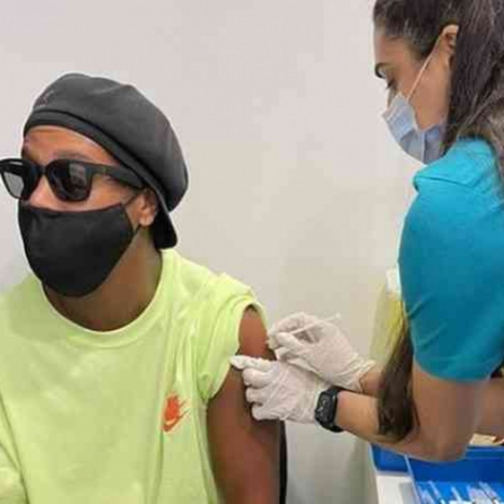 Trên trang cá nhân, Ronaldinho đăng ảnh được tiêm vaccine Covid-19 ở UAE. (Nguồn: Instagram) Trên trang cá nhân, Ronaldinho đăng ảnh được tiêm vaccine Covid-19 ở UAE. (Nguồn: Instagram)