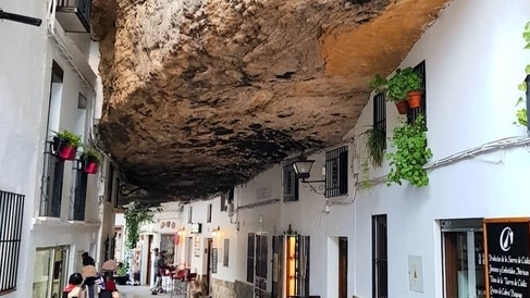 Tây Ban Nha: Kỳ lạ thị trấn toàn nhà không mái, chỉ thấy mặt tiền