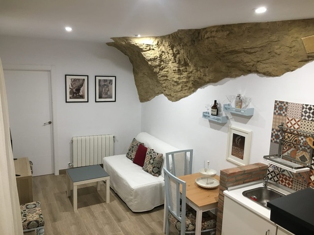 Kỳ lạ thị trấn "đá đè" toàn nhà không mái, chỉ thấy mặt tiền ở Tây Ban Nha