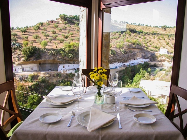 Kỳ lạ thị trấn "đá đè" toàn nhà không mái, chỉ thấy mặt tiền ở Tây Ban Nha