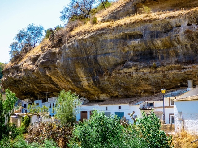 Kỳ lạ thị trấn "đá đè" toàn nhà không mái, chỉ thấy mặt tiền ở Tây Ban Nha