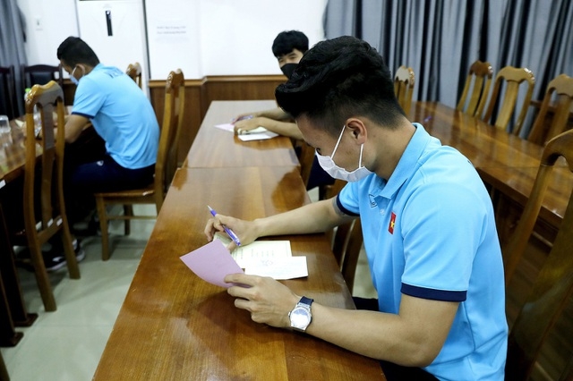 Quang Hải lựa chọn những người ứng cử đại biểu xứng đáng nhất. (Ảnh: Gia Hưng)