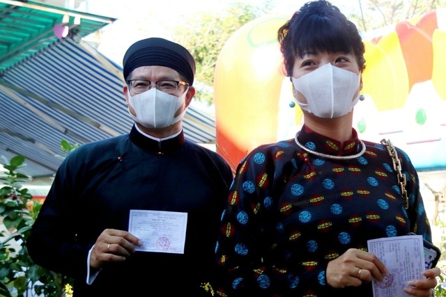 Hình ảnh nam giới tại Huế mặc áo dài đi bầu cử gây ấn tượng mạnh Hình ảnh nam giới tại Huế mặc áo dài đi bầu cử gây ấn tượng mạnh