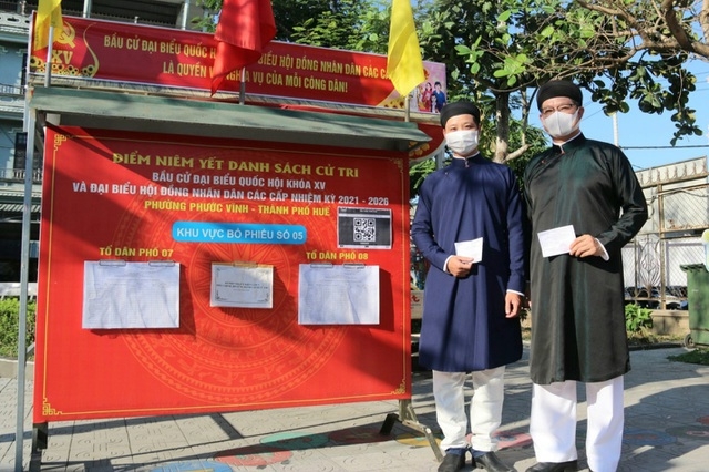 Hình ảnh nam giới tại Huế mặc áo dài đi bầu cử gây ấn tượng mạnh Hình ảnh nam giới tại Huế mặc áo dài đi bầu cử gây ấn tượng mạnh