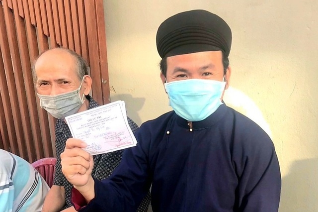 Hình ảnh nam giới tại Huế mặc áo dài đi bầu cử gây ấn tượng mạnh Hình ảnh nam giới tại Huế mặc áo dài đi bầu cử gây ấn tượng mạnh