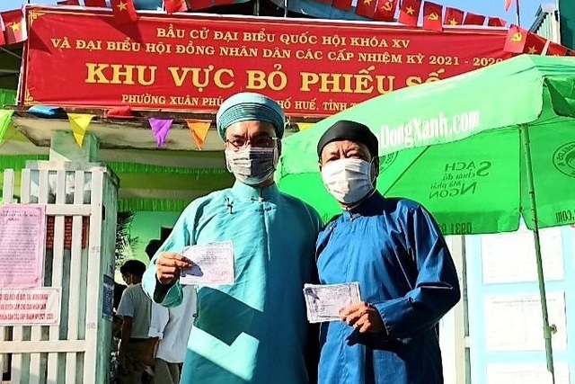 Hình ảnh nam giới tại Huế mặc áo dài đi bầu cử gây ấn tượng mạnh Hình ảnh nam giới tại Huế mặc áo dài đi bầu cử gây ấn tượng mạnh