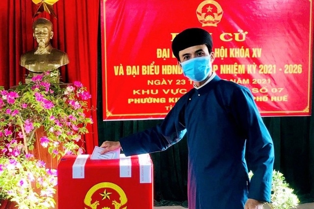 Hình ảnh nam giới tại Huế mặc áo dài đi bầu cử gây ấn tượng mạnh Hình ảnh nam giới tại Huế mặc áo dài đi bầu cử gây ấn tượng mạnh