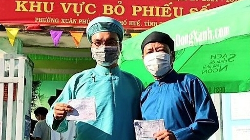 Hình ảnh nam giới tại Huế mặc áo dài đi bầu cử gây ấn tượng mạnh