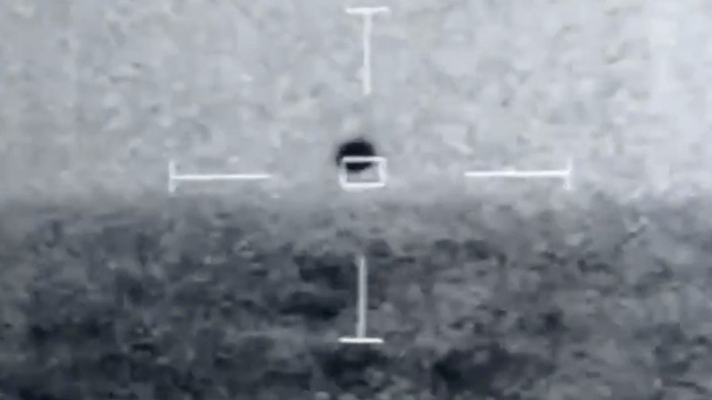 Hải quân Mỹ thu được hình ảnh UFO hình cầu bí ẩn lao xuống đại dương