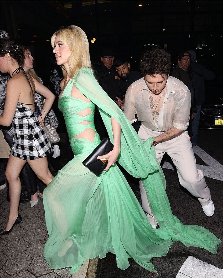 Met Gala: Brooklyn Beckham dịu dàng nâng tà váy cho vợ Met Gala: Brooklyn Beckham dịu dàng nâng tà váy cho vợ