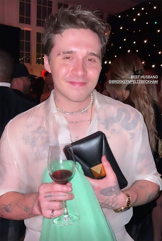 Met Gala: Brooklyn Beckham dịu dàng nâng tà váy cho vợ Met Gala: Brooklyn Beckham dịu dàng nâng tà váy cho vợ