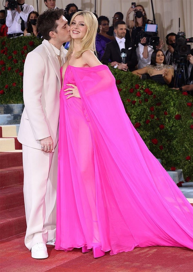 Met Gala: Brooklyn Beckham dịu dàng nâng tà váy cho vợ Met Gala: Brooklyn Beckham dịu dàng nâng tà váy cho vợ