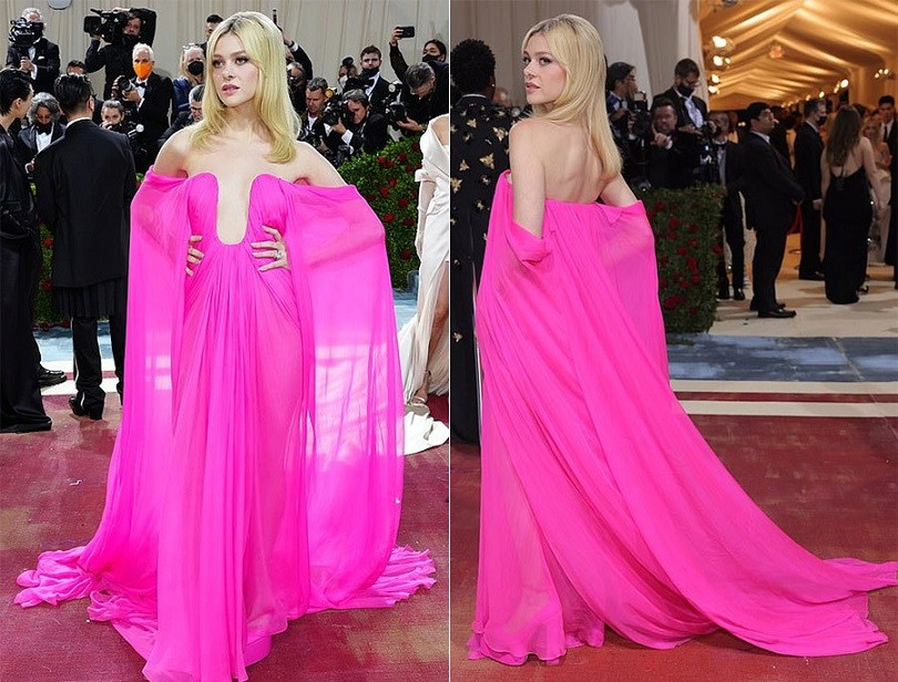 Met Gala: Brooklyn Beckham dịu dàng nâng tà váy cho vợ Met Gala: Brooklyn Beckham dịu dàng nâng tà váy cho vợ