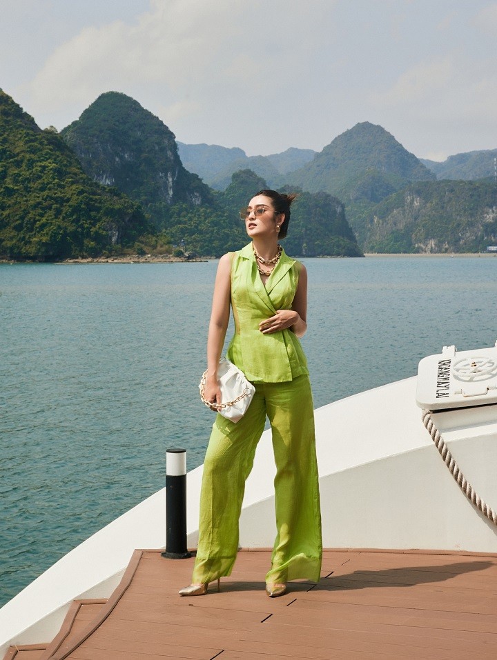 Loạt ảnh đẹp như tranh của Á hậu Hoàng My trên vịnh Hạ Long