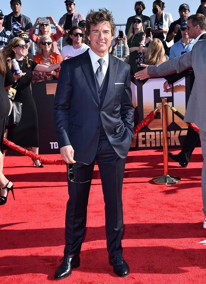 Ở tuổi U60, Tom Cruise vẫn giữ phong độ trẻ trung. Hơn 30 năm từ khi đóng 'Top Gun' (năm 1986), Tom tự tin trở lại với vai phi công Maverick trong phần hai bộ phim kinh điển này. Bộ phim 'Top Gun: Maverick' được quay từ năm 2018, bị trì hoãn lịch phát hành nhiều lần vì dịch Covid-19. Ở tuổi U60, Tom Cruise vẫn giữ phong độ trẻ trung. Hơn 30 năm từ khi đóng 'Top Gun' (năm 1986), Tom tự tin trở lại với vai phi công Maverick trong phần hai bộ phim kinh điển này. Bộ phim 'Top Gun: Maverick' được quay từ năm 2018, bị trì hoãn lịch phát hành nhiều lần vì dịch Covid-19.