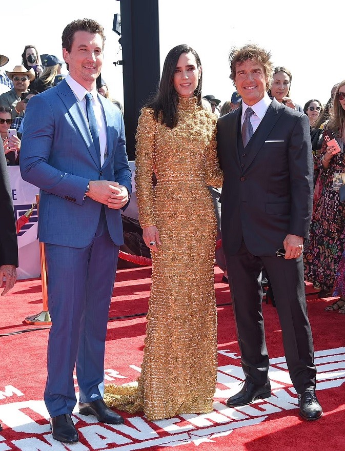 Tom hội ngộ bạn diễn Miles Teller (trái) và Jennifer Connelly. Tom hội ngộ bạn diễn Miles Teller (trái) và Jennifer Connelly.