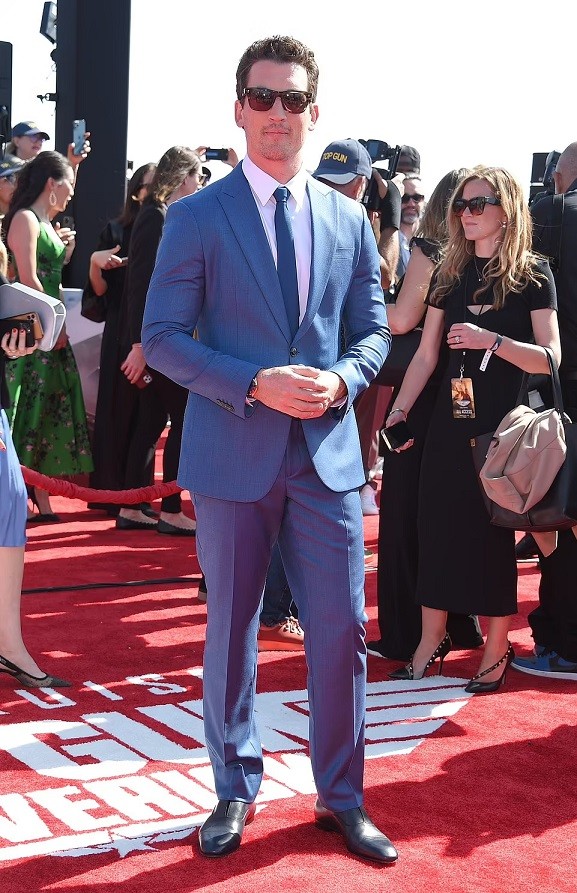 Tài tử Miles Teller thủ vai chính cùng Tom Cruise. Anh đóng Trung úy Bradley Bradshaw - con trai người bạn thân quá cố Nick Bradshaw của Maverick. Tài tử Miles Teller thủ vai chính cùng Tom Cruise. Anh đóng Trung úy Bradley Bradshaw - con trai người bạn thân quá cố Nick Bradshaw của Maverick.