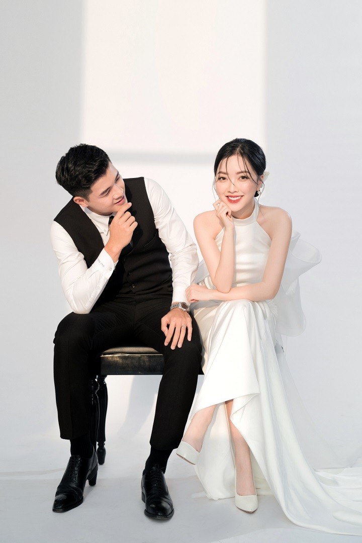 Hà Đức Chinh và vợ chụp ảnh cưới với trái bóng tại studio Hà Đức Chinh và vợ chụp ảnh cưới với trái bóng tại studio