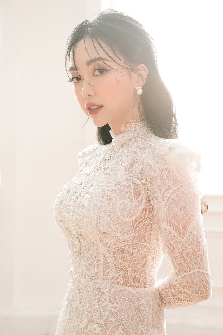 Hà Đức Chinh và vợ chụp ảnh cưới với trái bóng tại studio Hà Đức Chinh và vợ chụp ảnh cưới với trái bóng tại studio