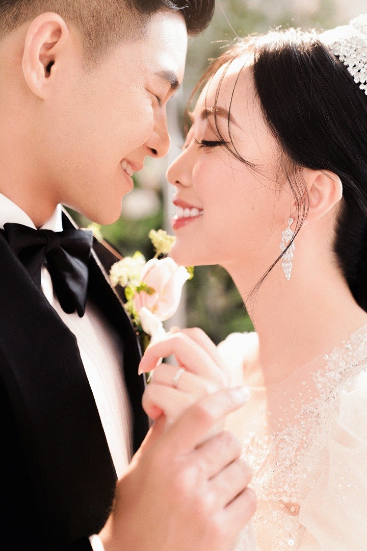 Hà Đức Chinh và vợ chụp ảnh cưới với trái bóng tại studio Hà Đức Chinh và vợ chụp ảnh cưới với trái bóng tại studio