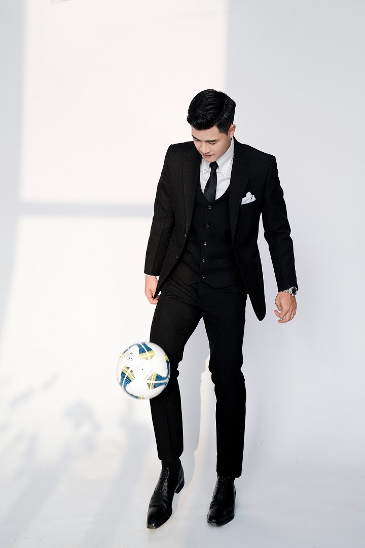 Hà Đức Chinh và vợ chụp ảnh cưới với trái bóng tại studio Hà Đức Chinh và vợ chụp ảnh cưới với trái bóng tại studio